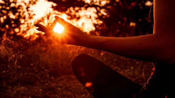 Eine Junge Frau Meditiert Und Entspannt Bei Sonnenuntergang Oder Sonnenaufgang — Stockfoto