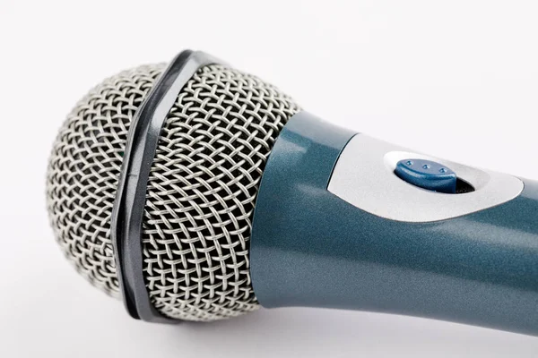 Mikrofon beyaz bir arkaplanda izole edilmiştir.