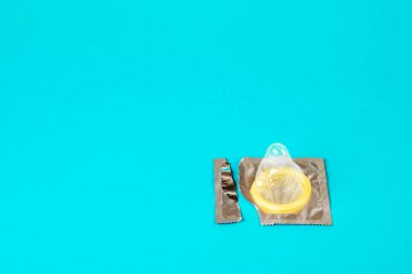 Mavi arka planda prezervatif. Güvenli seks kavramı