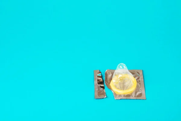 青い背景にコンドーム 安全なセックスの概念 — ストック写真
