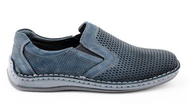 İzole edilmiş beyaz arka planda erkek mavisi ayakkabılar..