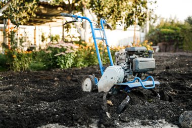 Tarım makineleri: Bahçedeki ekin ekicisi, motor ekicisi