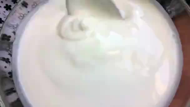 酸奶在桌子上 盘子里的酸奶 勺子在酸奶油 厚奶油 适当的营养 健康食品 — 图库视频影像