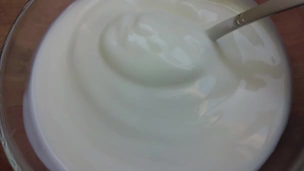テーブルの上のヨーグルト お皿にサワークリーム サワークリームにスプーン 濃厚なクリーム適切な栄養 サワークリーム ヨーグルト 健康食品 — ストック動画