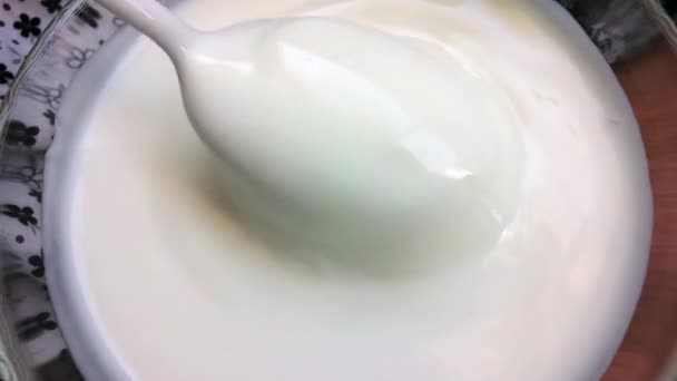Escavar Com Uma Colher Iogurte Creme Azedo Alimentos — Vídeo de Stock
