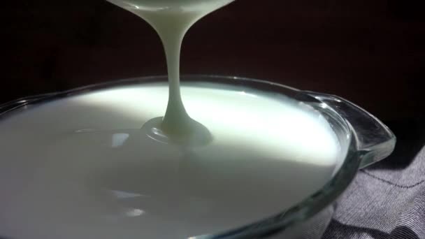 酸奶在桌子上 盘子里的酸奶 — 图库视频影像