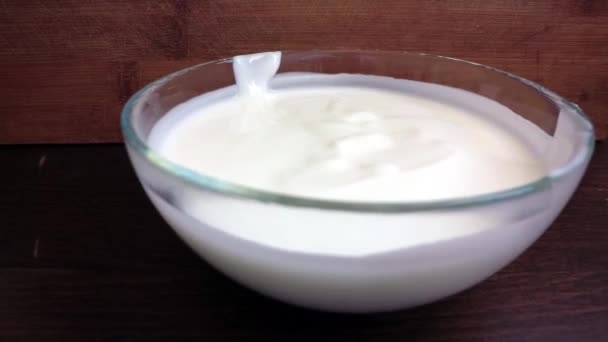 Yogur Está Sobre Mesa Crema Agria Plato — Vídeo de stock