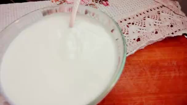 Joghurt Van Asztalon Tejföl Egy Tányérban — Stock videók