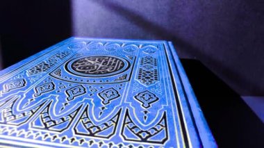 Masada Kur'an-ı Kerim var. İslami Kitap: Kur'an-ı Kerim