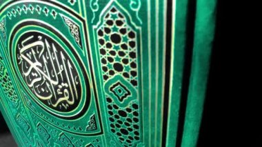 Masada Kur'an-ı Kerim var. İslami Kitap: Kur'an-ı Kerim