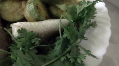 Balık ve sebze. Balıkla buğulanan sebzeler