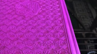 Deri pembe Kur'an. Kapalı Kur'an-ı Kerim