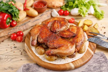 Ahşap arka plan üzerinde patates garnitür ile tavuk. Rustik. Natürmort Tekstil ve özgün.