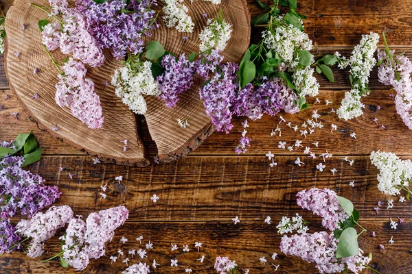 Tahta farklı tonları Lila çiçek çevreleyen plaser içinde yattım. Natürmort ahşap arka plan üzerinde.