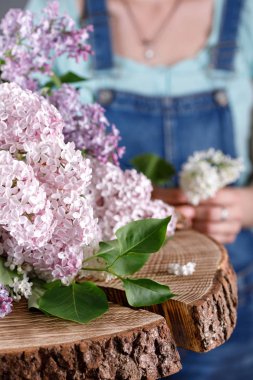 Bir buket bir ahşap kesim üzerinde pastel tonları nazik leylak. Tulum içinde belgili tanımlık geçmiş rakam.