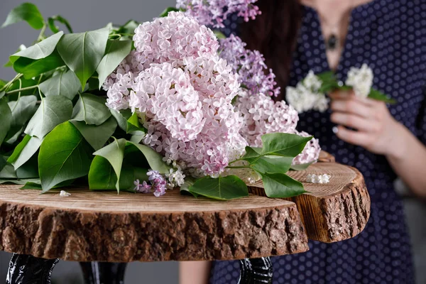 Buquê Belas Flores Lilás Uma Fatia Madeira Uma Menina Fundo — Fotografia de Stock