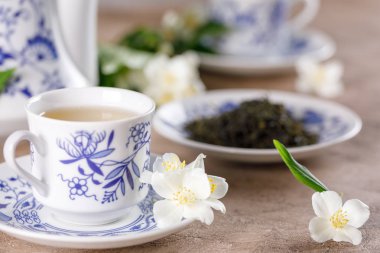 Rafine forrhorn Kupası ile bir tat yasemin kokulu yeşil çay ile. Yakın çekim.