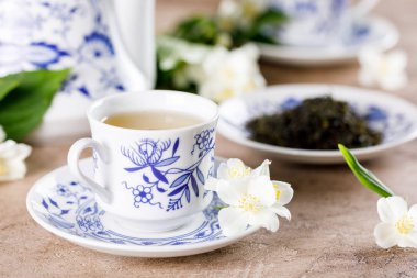 Bir nefis forster bardaktan bir kokulu yeşil çay ile çekici güzel bir çay seti. Çay Yasemin bir tat ile. Yakın çekim.