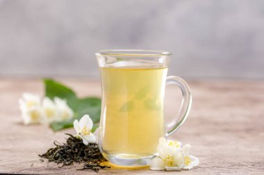 Yasemin yeşil çay. Bir cam ve taze yasemin çiçekleri çay.