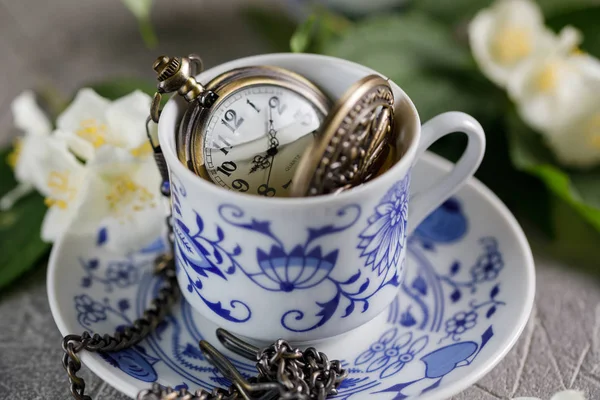 Tonik yeşil çay ile Yasemin ve bir soğan ampul içinde.