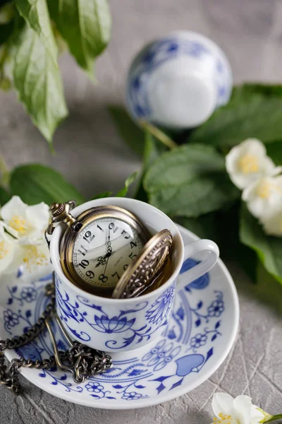 Natürmort tonik yeşil çay ile Yasemin ve içinde bir soğan ampul ile.