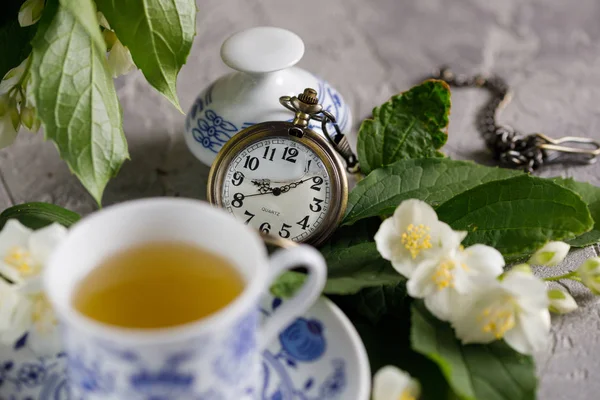 Muhteşem bir çay seti ve Yasemin çiçekleri ile natürmort. Çay vakti.