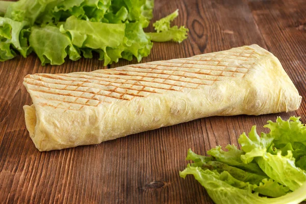 Shaurma Plato Tradicional Verduras Envueltas Lavash Shaurma Sobre Fondo Madera — Foto de Stock