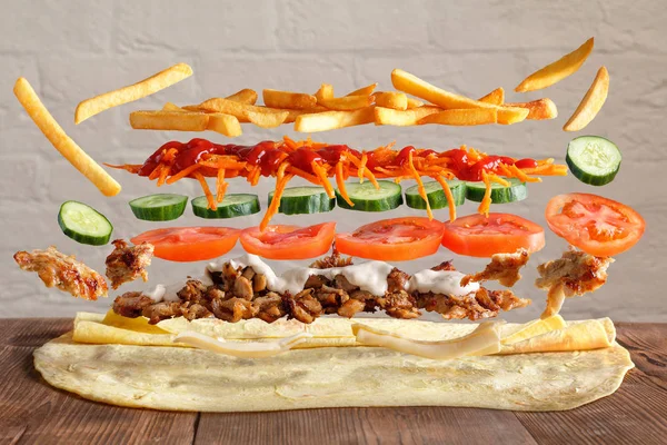 Shaurma Traditionele Lavash Schotel Met Zwevende Ingrediënten Uit Vlees Groenten — Stockfoto