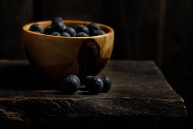 Erik el yapımı ahşap bir kase. Rustik natürmort.