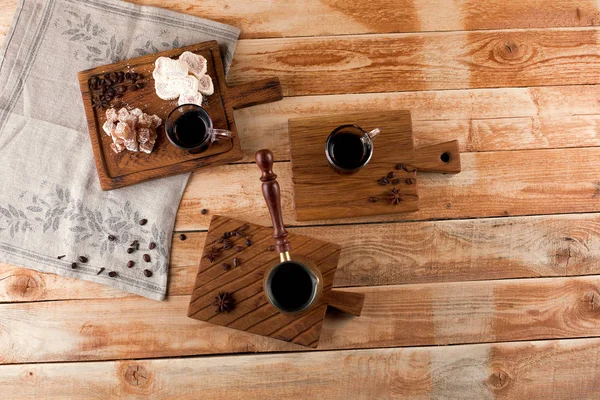 Ahşap masa üzerinde sıcak Türk kahve kabı. Aroma içki içecek. Kahve kompozisyon. Üstten görünüm.