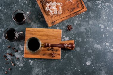 Kahve kompozisyon. Üstten görünüm. Sıcak Türk Cezve ve karanlık bir arka plan üzerinde oryantal tatlılar. Aroma içki içecek.