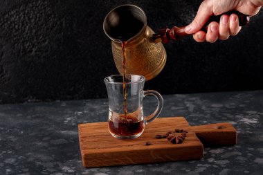 Türk kahvesi dökme. Türk kahvesi bir kızın el cam bardağa döker..