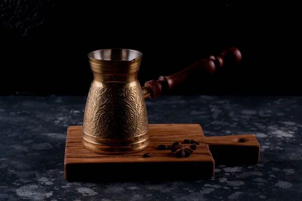 Cafetera Turca Café Cafetera Vieja Frijoles Asados Sobre Fondo Oscuro —  Fotos de Stock