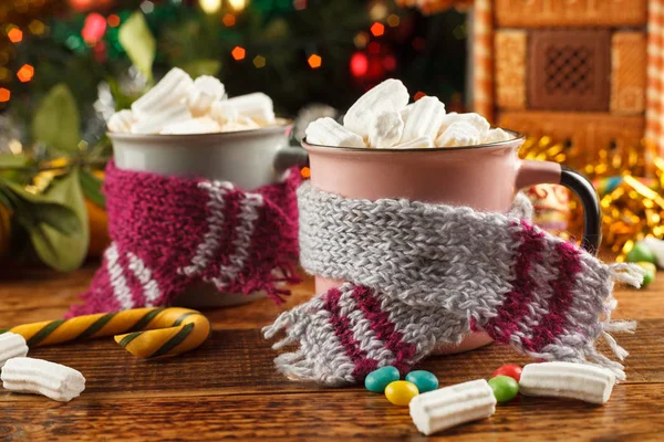 Two Mugs Scarves Hot Drink Marshmallows Background Gingerbread House Christmas — Stock Photo, Image