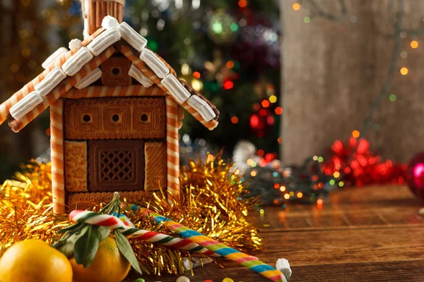 Lebkuchenhaus Dekoriert Und Weihnachtsgebäck Und Mandarinen Nahaufnahme — Stockfoto