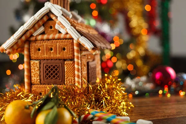 Lebkuchenhaus Mit Süßigkeiten Auf Dem Hintergrund Eines Weihnachtsbaums Dekoriert Nahaufnahme — Stockfoto