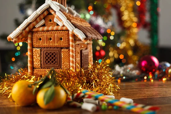 Lebkuchenhaus Mit Süßigkeiten Auf Dem Hintergrund Der Dekoration Für Das — Stockfoto