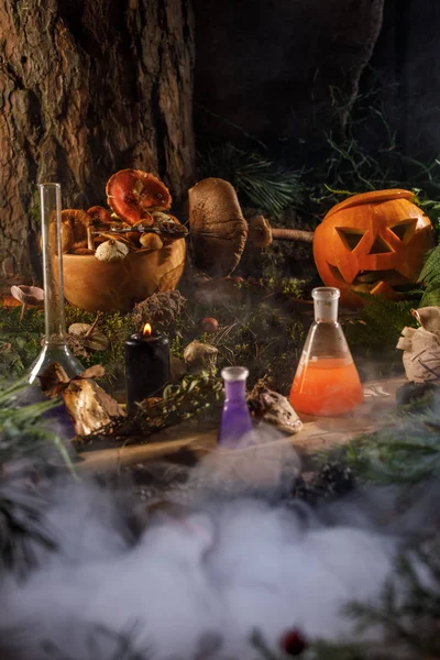 Halloween Pumpa Huvud Och Ljus Hydda Trä Bakgrund Potions Och — Stockfoto