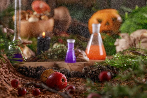 Zucca Halloween Sul Tavolo Una Capanna Delle Streghe Bolle Pozione — Foto Stock