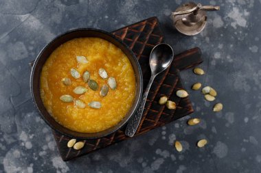 Kabak Koyu arka plan üzerinde krem çorbası. Lezzetli kabak çorbası.