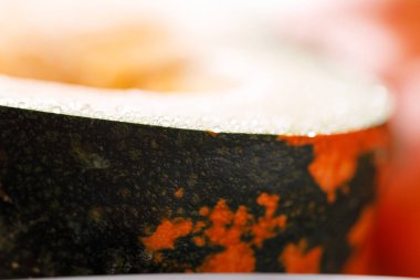 Taze bir parça su damlacıkları ile kabak hamuru. Makro.