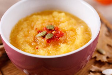 Balkabağı çorbası püre baharatlı biber baharat bir seramik kase.