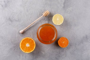 Bir cam kavanoza tatlım. Narenciye Portakal ve limon ile soğuk algınlığı karşı ayarlayın. Yukarıdan görüntülemek.