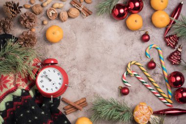 Bir saat, tatlılar, Noel topları ve mandalina ile Noel arka plan. Rahat natürmort bir kazak. Metninizi altında yerleştirin.
