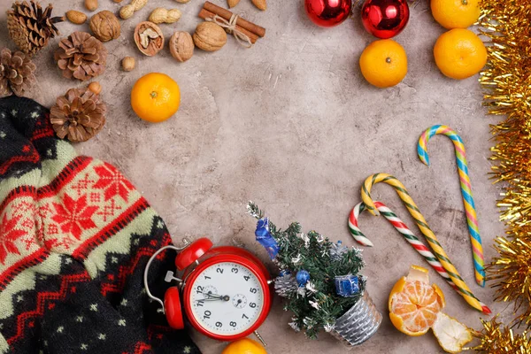 Fondo Fondo Navidad Con Reloj Dulces Bolas Navidad Mandarinas Bodegón Imagen De Stock