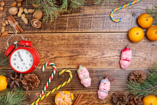 Fünf Minuten Vor Dem Jahreswechsel Gemütliche Hölzerne Hintergrund Weihnachtssüßigkeiten Und — Stockfoto