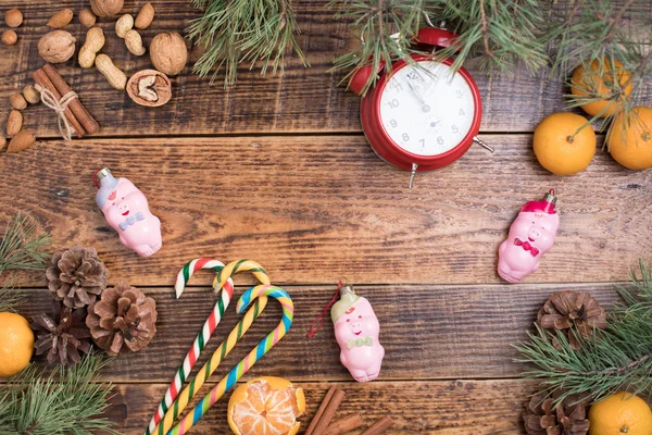 Weihnachten Hölzernen Hintergrund Mit Uhr Bonbons Weihnachtskugeln Und Spielzeug Des — Stockfoto