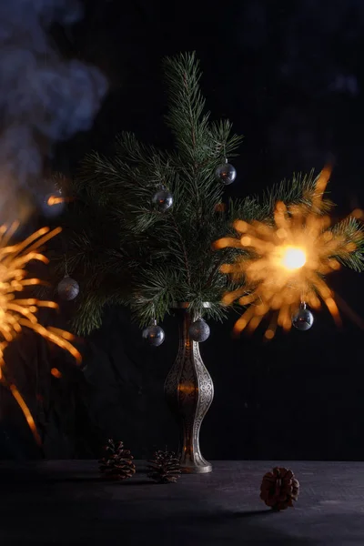 Fuego Bengala Fondo Del Árbol Navidad Decorado Con Juguetes Navidad —  Fotos de Stock