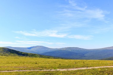 Mavi gökyüzü ile yeşil alan renkli Panoraması. Patika dağlarda. Güzel panoramik Dağları nın. Kuzey Ural. Seyahatler.