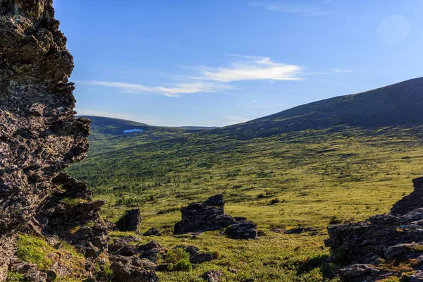 Güzel panoramik manzarası. MAUNTAİN manzara. Kuzey Urallar için seyahat. Doğa Kuzey Uralların Panoraması. Kuzey Ural.